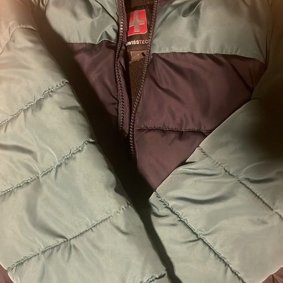SwissTech Girls Hooded Puffer Coat. Black and green. Good condition.Size 8. - Picture 3 of 6